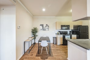 Réfrigérateur, four à micro-ondes, un four, surface de cuisson