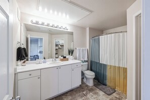 タオル、石鹸、トイレットペーパー