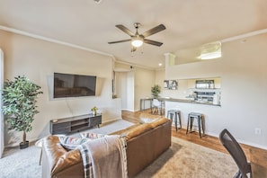 Smart TV - Castle Rock Retreat w/ queen bed, pool & hot tub (Castle Rock)