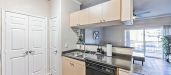 Castle Rock Retreat w/ queen bed, pool & hot tub