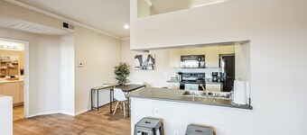 Castle Rock Retreat w/ queen bed, pool & hot tub