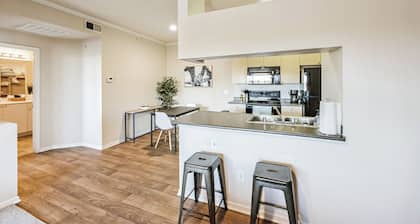 Castle Rock Retreat w/ queen bed, pool & hot tub