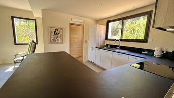 Kjøleskap, mikrobølgeovn, ovn og kokeplater