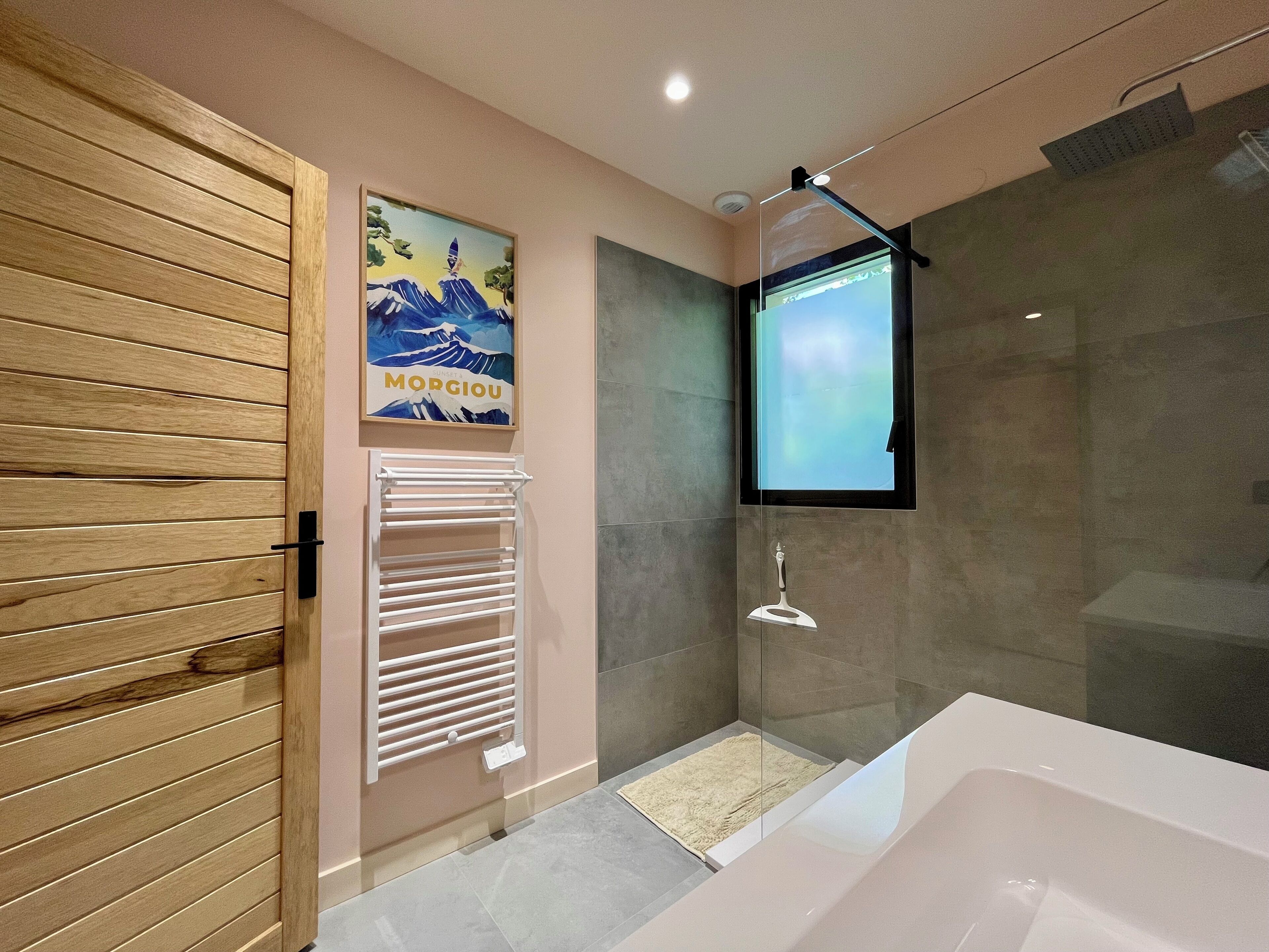 Douche, serviettes fournies, papier de toilette
