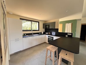 Geladeira, micro-ondas, fogão, cooktop