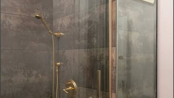 Een haardroger, handdoeken