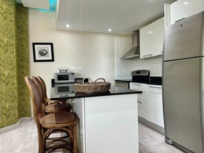 Refrigerador, microondas, horno, cafetera/tetera