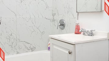 Een haardroger, handdoeken