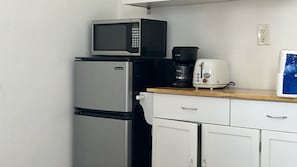 Réfrigérateur, micro-ondes, cafetière/bouilloire, grille-pain