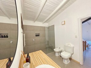 Ducha, secador de pelo, bidet, toallas