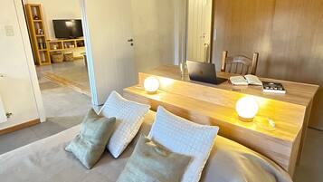 1 dormitorio, tabla de planchar con plancha, Internet y ropa de cama