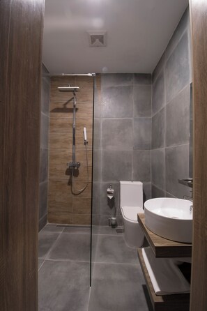 Bathroom shower - The Corniche Hotel and Apartment (Lagos)