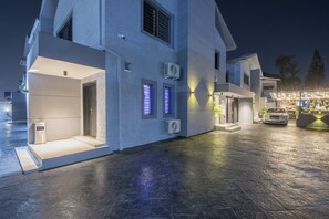 Bagian depan properti - sore/malam