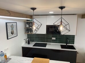 Microondas, placa de cocina y lavavajillas