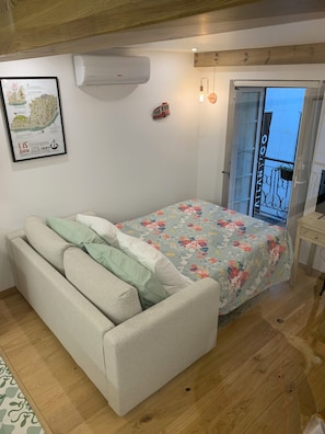 1 dormitorio, tabla de planchar con plancha, wifi y ropa de cama