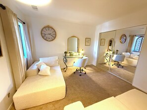 2 bedrooms, internet, bed sheets