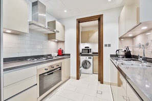 Appartement Exclusif, balcon, vue ville | Cuisine privée | Grand réfrigérateur, micro-ondes, four, plaque de cuisson