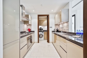 Appartement Exclusif, balcon, vue ville | Cuisine privée | Grand réfrigérateur, micro-ondes, four, plaque de cuisson