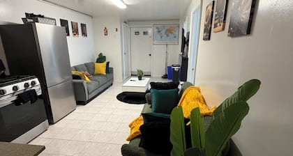 5mins to EWR. Close to NYC, JFK. 3-bedroom, 1-bath. Laundry available! Sleeps 8