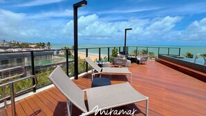 A deck with lounge chairs and a view of the ocean. - Breeze Miramar Hospedagens (Joao Pessoa)