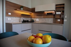 Een koelkast, een microgolfoven, een oven, een kookplaat