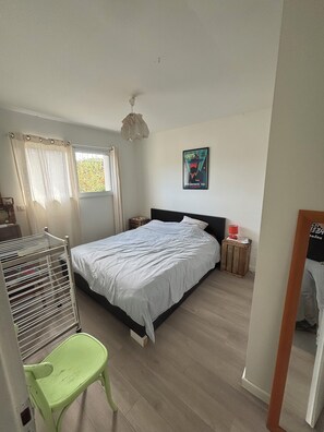 5 chambres, fer et planche à repasser, accès Internet, draps fournis