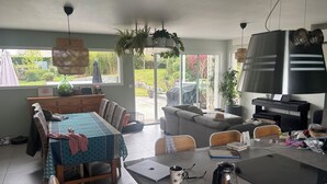 Een eetgedeelte met een tafel, stoelen en een koffiezetapparaat.