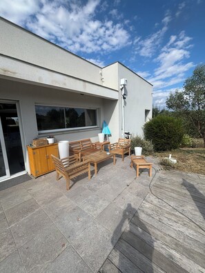 Terrace/patio - Villa with swimming pool in a quiet area 25 mn from Toulouse (Azas)