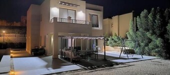 Modern 3 BR villa w/ stunning golf view