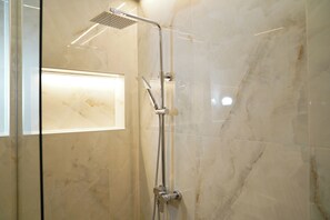 Regadera, amenidades de baño gratuitas, secadora de cabello, pantuflas 