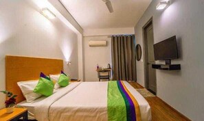 Escritorio, espacio para trabajar con laptop y wifi gratis 