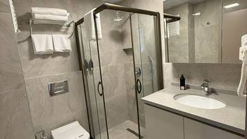 Dusche, Haartrockner, Handtücher, Seife