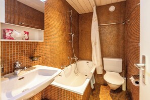 Appartement, balcon, vue montagne | Salle de bain | SĂšche-cheveux, serviettes fournies, savon, papier toilette