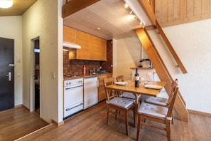 Appartement, balcon, vue montagne | Cuisine privée | Réfrigérateur, four, plaque de cuisson