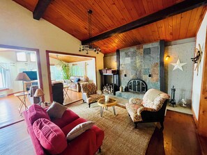 TV, fireplace - Spa & Waterfront - Chalet le Colibri (Amherst)