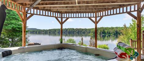 Outdoor spa tub