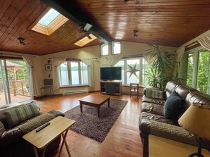 TV, fireplace - Spa & Waterfront - Chalet le Colibri (Amherst)