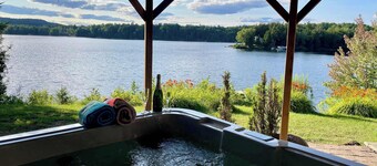Spa & Waterfront | Chalet le Colibri