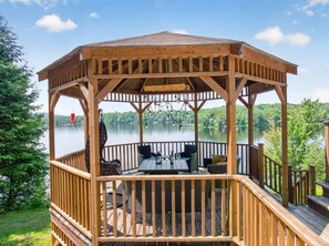 Outdoor dining - Spa & Waterfront | Chalet le Colibri (Amherst)