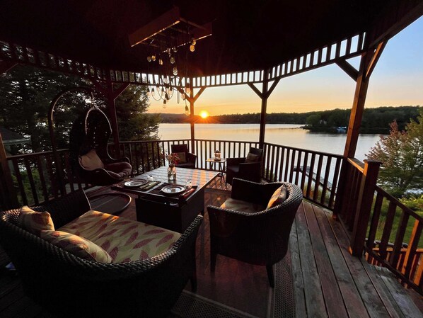 Terrace/patio - Spa & Waterfront - Chalet le Colibri (Amherst)