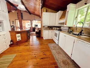 Fridge, microwave, oven, stovetop - Spa & Waterfront - Chalet le Colibri (Amherst)