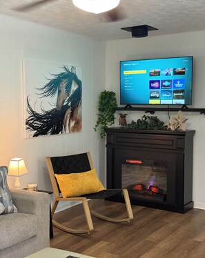 Smart TV, fireplace - Easy Walk to Lake, Best Hikes & Scenery! Direct access to Ramp, Fish, Swim (Whitley City)