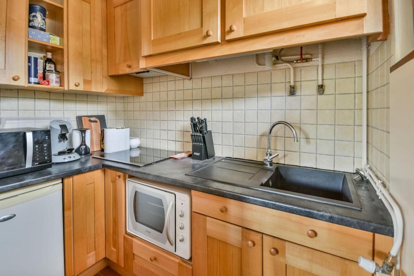 Coffee/tea maker, fridge, microwave, oven