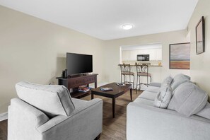 TV - Great Location w/Pool, Tennis, Walk to the Beach , Coligny and Celebration Park! (Hilton Head Island)