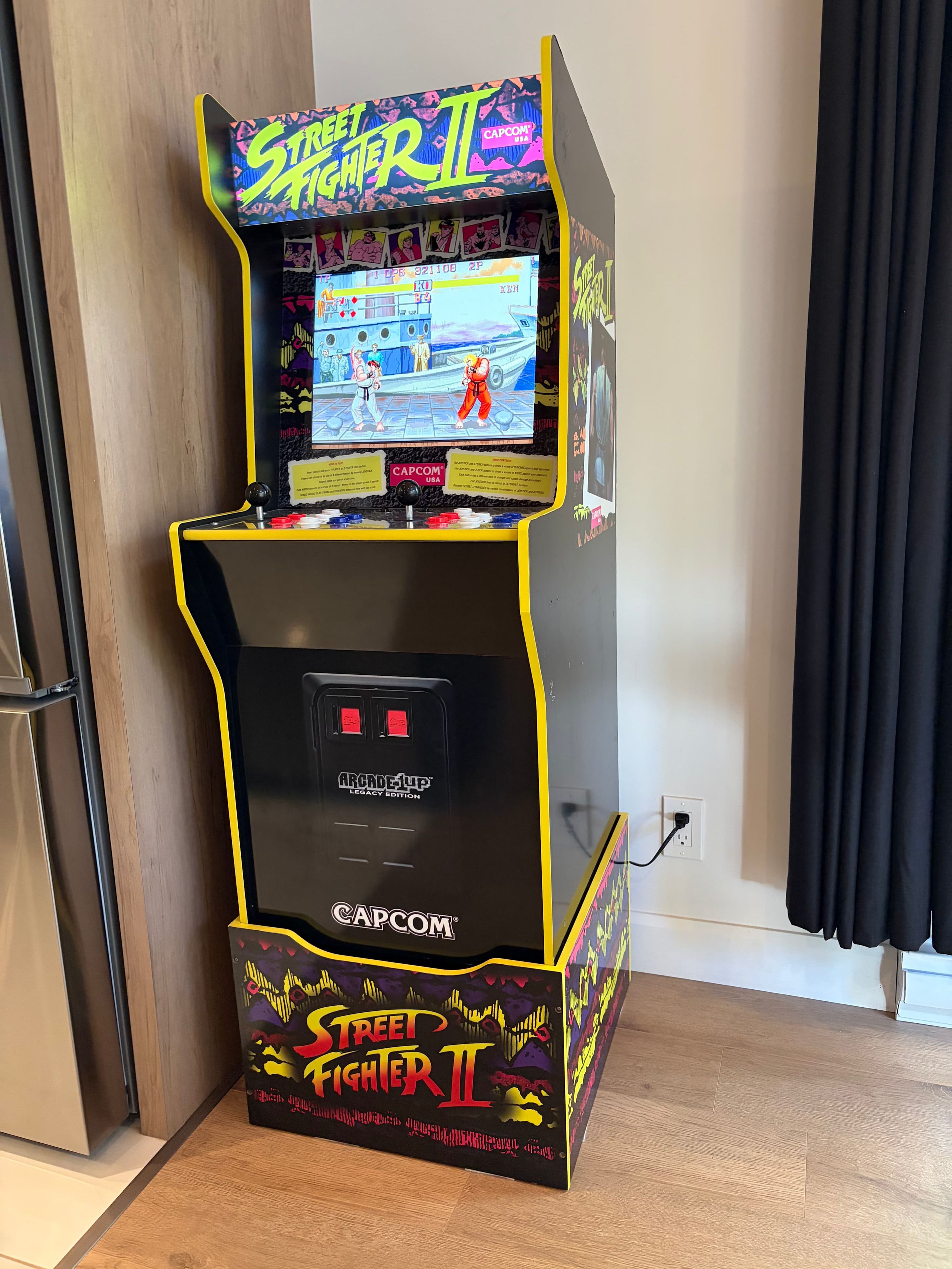 Máquina de arcade de Street Fighter II com design colorido e tela mostrando a jogabilidade.