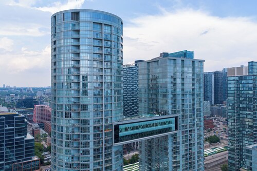 Sky Living : Awesome Lake and City View, Park Free