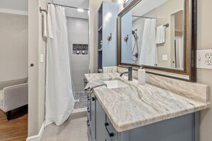Dusche, Handtücher, Toilettenpapier