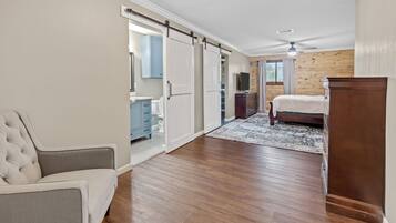 2 多间卧室、熨斗/熨衣板、WiFi、床单