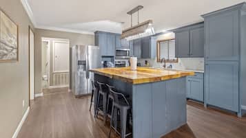 冰箱、微波炉、烤箱、炉灶