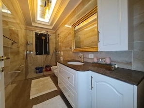 Doccia, vasca idromassaggio, asciugacapelli, bidet